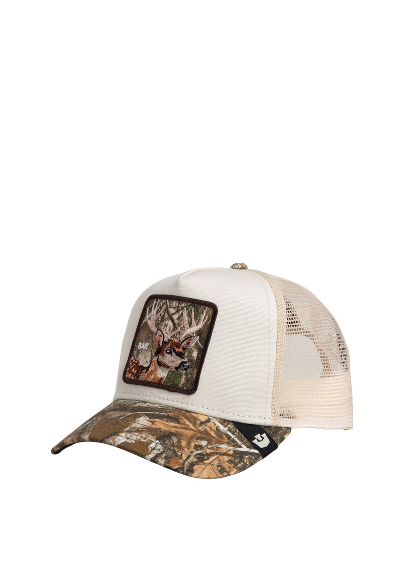 Beige kasket med netbagstykke og camouflageskygge samt et mærke med et detaljeret hjortehoved med gevir og skovbaggrund.