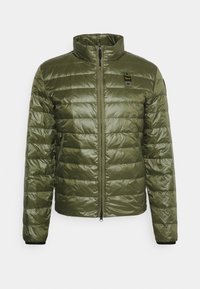 Olijfgroene pufferjack met een hoge kraag, voorzien van horizontale stiksels, een ritssluiting aan de voorkant en elastische manchetten voor een comfortabele pasvorm.