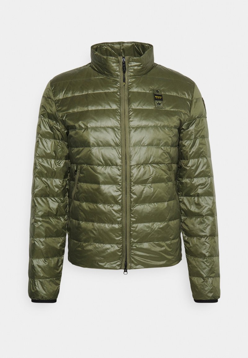 Olijfgroene pufferjack met een hoge kraag, voorzien van horizontale stiksels, een ritssluiting aan de voorkant en elastische manchetten voor een comfortabele pasvorm.