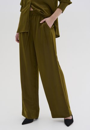 Olijfgroene, wijde broek van een gladde stof met een elastische tailleband, voorzien van zijzakken en een ontspannen pasvorm.