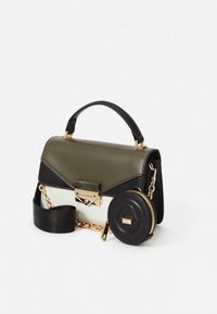 Bolso de cuero verde oscuro y negro con forma estructurada, herrajes dorados, correa de cadena y un monedero redondo desmontable.