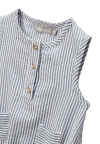 Robe en tissu léger avec des rayures verticales bleues et blanches, dotée d'un col rond, de quatre boutons et de deux poches avant.