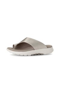 Åben-toe sandal med en metalisk sølvrem, polstret indersål og en hvid gummiydersål med teksturerede riller for bedre greb.