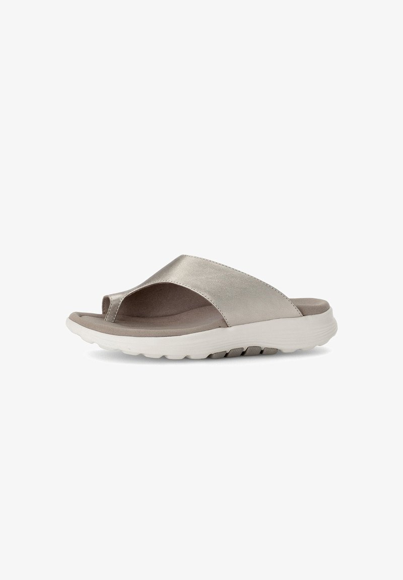 Open-toe sandaal met een metallic zilveren band, gevoerd voetbed en een witte rubberen buitenzool met getextureerde groeven voor grip.
