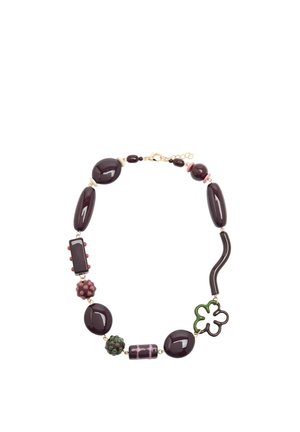 Naszyjnik z dużymi, ciemnofioletowymi i zielonymi koralikami o nieregularnych kształtach, w tym koralik w kształcie abstrakcyjnego kwiatu w kolorach zielonym i fioletowym, złote zapięcie.