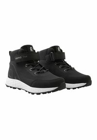 Zwarte high-top schoenen met een gladde, waterdichte buitenkant. Voorzien van een klittenbandsluiting, vetersluiting en een witte, gestructureerde rubberen zool met grip.