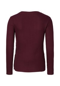 Lange mouwen top van diep bordeauxrood ribstof. Heeft een ronde halslijn en zijsplitten voor gemakkelijk bewegen.