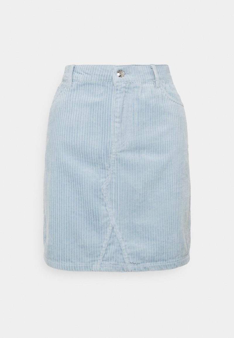 Mini-jupe en velours côtelé bleu clair avec une couture frontale, des passants pour ceinture, des poches latérales et une fermeture à bouton à la taille.