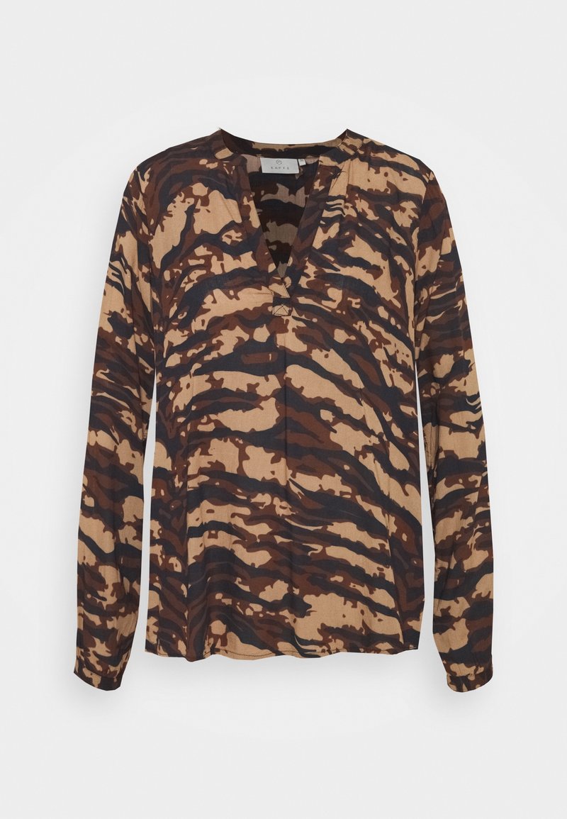 Długi rękaw bluzki w odcieniu beżowym z czarno-brązowym wzorem w paski tygrysa, z dekoltem w kształcie litery V i luźnym krojem. Miękka, teksturowana tkanina.