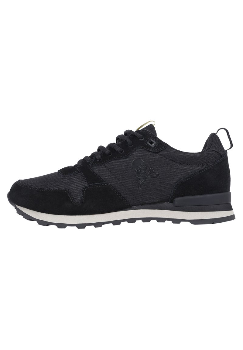 Zwarte sneakers van suede en textiel, met een logo ontwerp, vetersluiting en een gestructureerde rubberen zool.