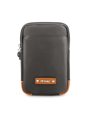 Kompakte schwarz-braune Reisetasche mit Reißverschluss und Frontfach, vorne mit einem Metall-Logoschild mit der Aufschrift „PICARD“.