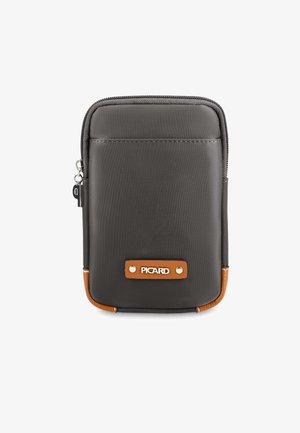 Kompakte schwarz-braune Reisetasche mit Reißverschluss und Frontfach, vorne mit einem Metall-Logoschild mit der Aufschrift „PICARD“.