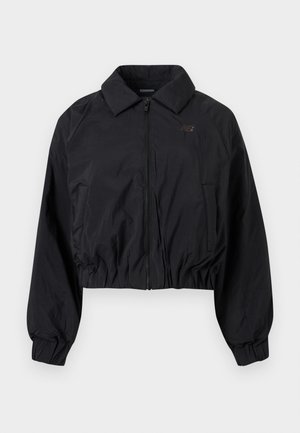 Sort letvægtsjakke med lynlås, elastiske manchetter og kant, en spids krave og to forlommer.