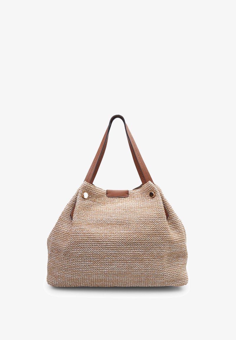 Szőtt bézs bevásárlótáska barna bőr részletekkel, dupla vállpántokkal, kör alakú fémlyukakkal és puha, texturált felülettel.