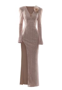 Garām piedurknēm, pieguļošas kleitas gaiši rozā auduma ar teksturētu rakstu, dziļš V veida izgriezums, sānu sprauga un auduma zieda dekors uz pleca.