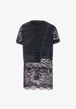 Musta ja harmaa yläosa, jossa on sekoitettuja tekstuureja: neulottu yläosa ja kukkakuvioinen pitsi alaosa, lyhyet hihat ja pyöreä kaula-aukko.