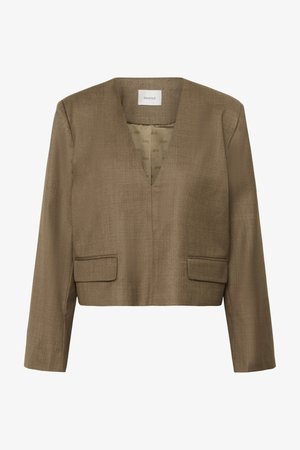 Καφέ cropped σακάκι με μακριά μανίκια, ντεκολτέ σε σχήμα V και δύο μπροστινές τσέπες με καπάκι, με ετικέτα "GESTUZ" εσωτερικά στον γιακά.