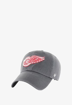 Graue Baseballkappe mit rotem und weißem, auf der Vorderseite gesticktem, geflügeltem Rad-Logo und kleinem weißen '47'-Logo an der Seite.