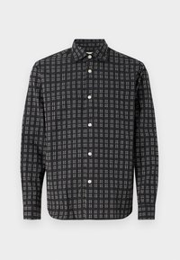 Zwarte lange mouwen button-up shirt met een wit geruit patroon en witte knopen, plat weergegeven op een witte achtergrond.