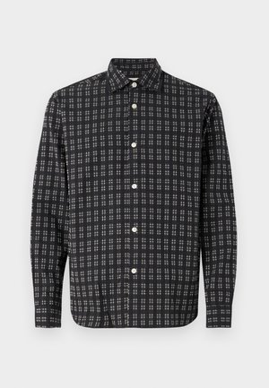 Černá košile s dlouhým rukávem, se zapínáním na knoflíky, s bílým kostkovaným vzorem a bílými knoflíky, vystavená na bílé ploše.