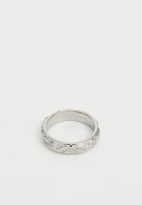 Zilveren ring met een getextureerd ontwerp en verstrengelde patronen. Glad binnenband gemarkeerd met "FAVELA." Ronde vorm, gepolijste afwerking.