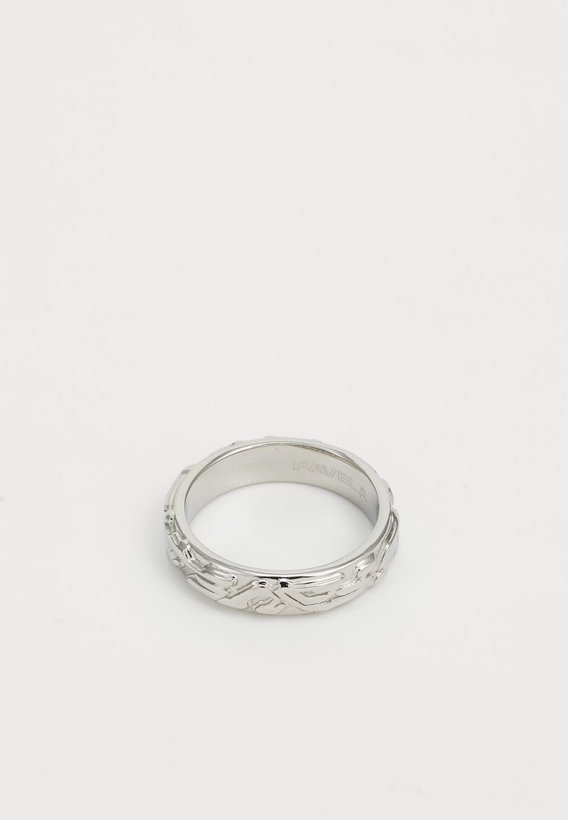 Zilveren ring met een getextureerd ontwerp en verstrengelde patronen. Glad binnenband gemarkeerd met "FAVELA." Ronde vorm, gepolijste afwerking.