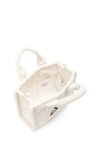 Borsa a tote in tessuto bianco e morbido, con una texture soffice, due manici rotondi, forma rettangolare, tasca interna e etichetta logata all'interno.