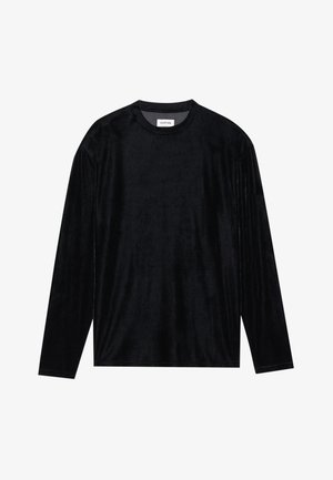 Črna dolga majica z dolgimi rokavi, izdelana iz mehkega žameta z gladko teksturo, okroglim izrezom in sproščenim krojem. Brez vzorcev ali vidne strojne opreme.