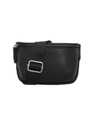 Riñonera de cuero negro con cierre de cremallera y correa ajustable de tela negra con hebilla rectangular plateada.
