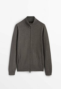 Graue Strickjacke mit hohem Kragen, durchgehendem Frontreißverschluss und zwei Seitentaschen. Verfügt über ein strukturiertes Muster für zusätzliche Details.