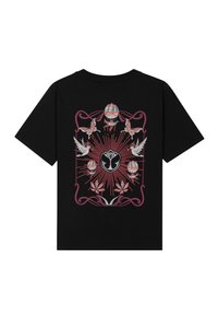 Zwarte t-shirt met een gedetailleerd grafisch ontwerp met rode en zilveren accenten, afgebeeld met vlinders, duiven en bloemige elementen.