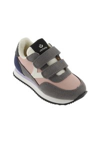 Baskets grises et roses avec double sangle Velcro, tige en synthétique, accents texturés, et semelle intermédiaire blanche ; semelle en caoutchouc texturée pour une meilleure adhérence.