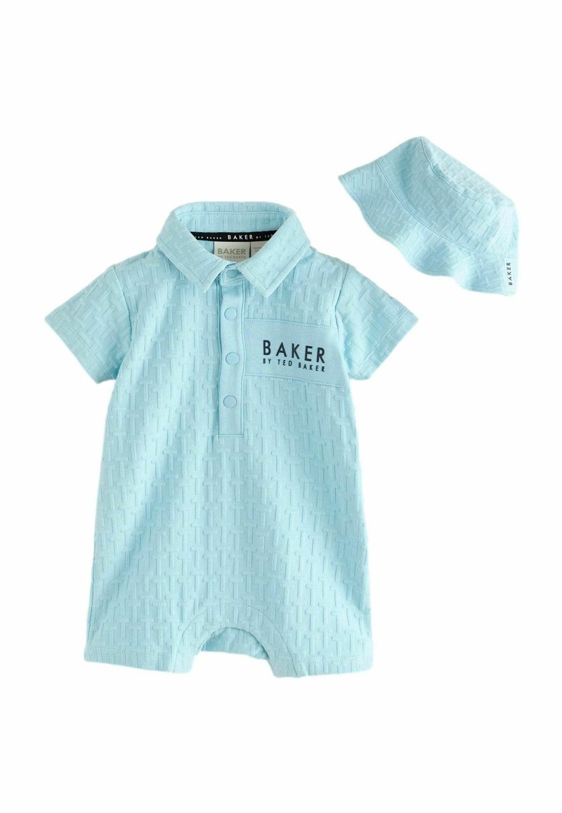 Pelele de manga corta texturizado en azul claro con cuello tipo camisero, cierre frontal de tres botones, bolsillo con el texto "BAKER" y gorra a juego.