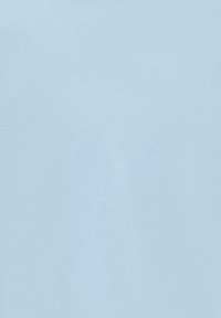Effen lichtblauwe stof met een fijne, gladde textuur en subtiel weefpatroon, gelijkmatig verlicht zonder vouwen of schaduwen.