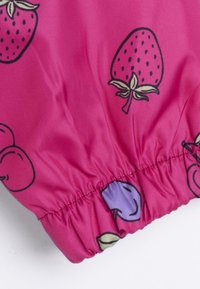 Tessuto rosa con una texture liscia che presenta illustrazioni di fragole e prugne. Elástico arricciato al bordo.