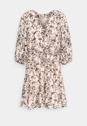 Bloemenjurk in zachtroze met zwarte contouren, voorzien van een V-hals, pofmouwen en een getailleerde taille voor een vloeiende silhouet.