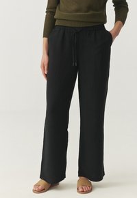 Zwarte wijde pijpen broek van lichtgewicht stof, met een elastische tailleband met koorddetail en zijzakken.