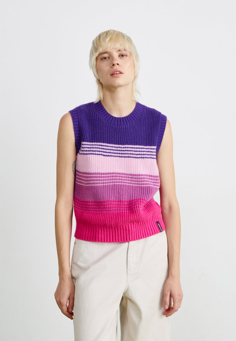 Gebreide mouwloze trui met een verloop van paars, roze en magenta, voorzien van een geribde halslijn en zoom, met een horizontaal streepjespatroon.
