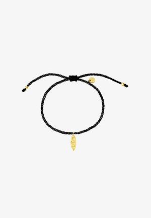 Melnā pīta vadu aproce ar zeltīta metāla piekariņu lapas formā, kas rotāta ar viļņu rakstiem, ar regulējamu izmēru, izmantojot slīdošās mezglus.