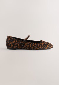 Chaussure plate pour femme avec imprimé léopard, bout rond et une seule bride ajustable sur le dessus, vue de profil sur un fond neutre.