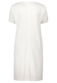 Weißes Kleid mit kurzen Ärmeln, strukturiertem Stoff mit Lochmustern und einem Reißverschluss im Rücken; knielang mit geradem Schnitt.