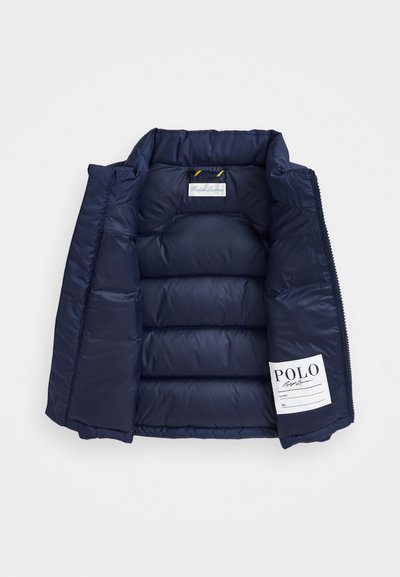 Granatowa kurtka puchowa o pikowanym wzorze, zamykana na zamek, z metką wewnątrz. Posiada gładką, błyszczącą teksturę oraz ocieplenie z wypełnieniem.