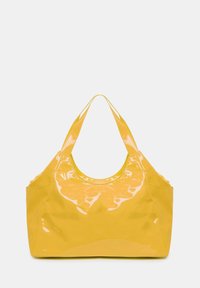 Borsa tote gialla lucida con parte superiore arrotondata, doppie tracolle e un design spazioso. Texture liscia e dettagli minimi.