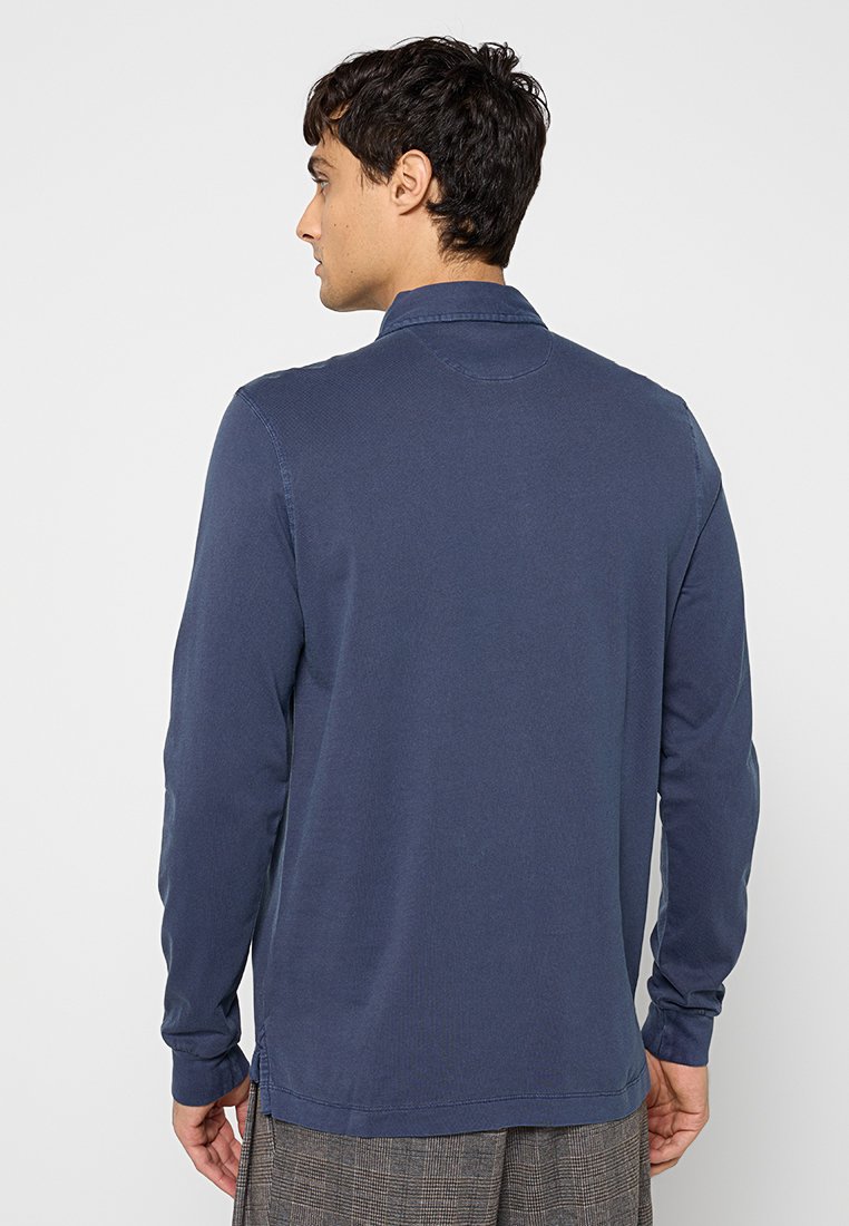 Marineblaues Langarmhemd mit weicher Textur, ausgestattet mit einem Kragen und geradem Schnitt, von hinten gezeigt mit minimalen Details.