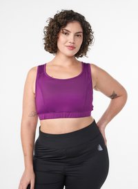 Lila sportliches Croptop mit breiten Trägern und figurbetontem Design, kombiniert mit hoch taillierten schwarzen Leggings mit kleinem Logodetail.