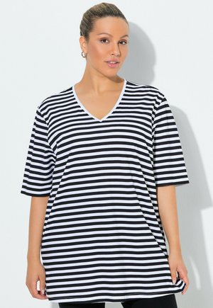 Maglietta a righe bianche e nere con scollo a V, maniche corte e vestibilità ampia. Realizzata in tessuto morbido, presenta righe orizzontali.