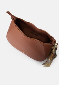 Hnědá kožená kabelka s textured povrchem, zipovým uzávěrem a vnitřní kapsou. Obsahuje dekorativní třásně v několika barvách.
