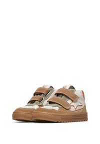 Braune und cremefarbene Velcro-Sneaker mit grünen Akzenten, Sternendesign, strukturiertem Wildleder, Gummisohle und verstärkter Zehenpartie.