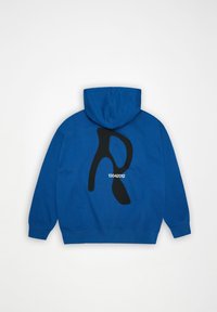 Sweat à capuche bleu avec une grande lettre abstraite noire "R" et des chiffres blancs "13042012" au dos, présenté à plat sur une surface blanche.