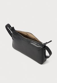 Borsa a pochette in pelle nera con finitura testurizzata, chiusura a zip e una tracolla corta con fori regolabili per una vestibilità personalizzata.